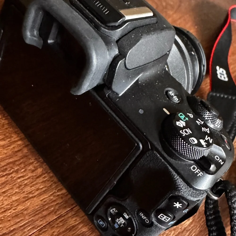 Canon EOS M50 Mirrorless Camera w/ 15-45 mm Lens, Battery, and Charger